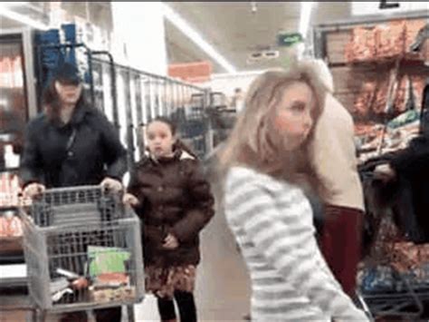 public flash|Flashing in the store [GIF] .